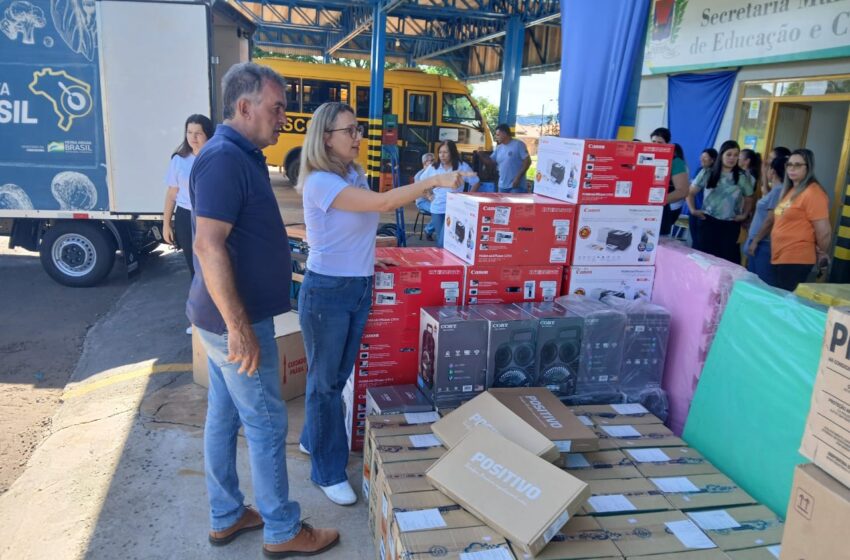  Prefeitura de Faxinal faz entrega de equipamentos para a Rede Municipal de Ensino