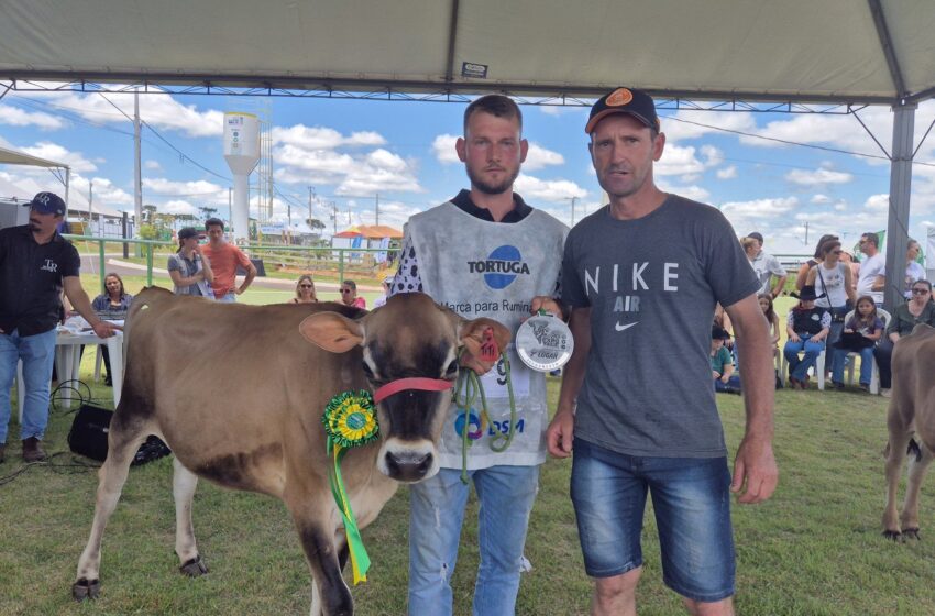  O Clube da Bezerra e julgamento da raça Jersey na 20ª Expovale encantam profissionais, famílias e público