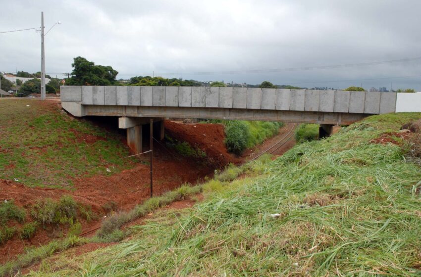  Marido tenta arremessar esposa de viaduto em Apucarana