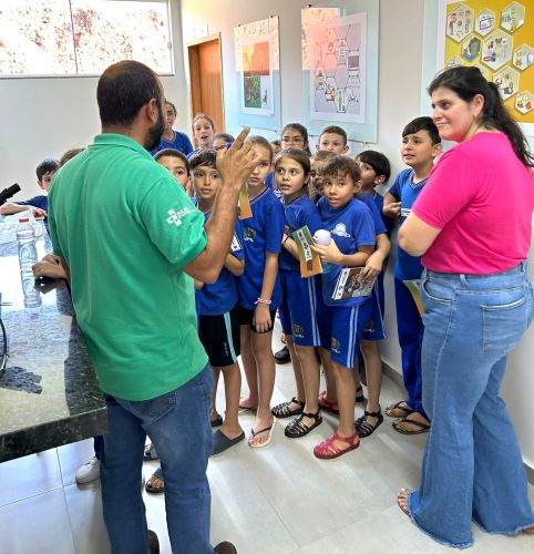  Alunos entregam medicamentos vencidos ao CAF – Central de Abastecimento farmacêutico de Faxinal