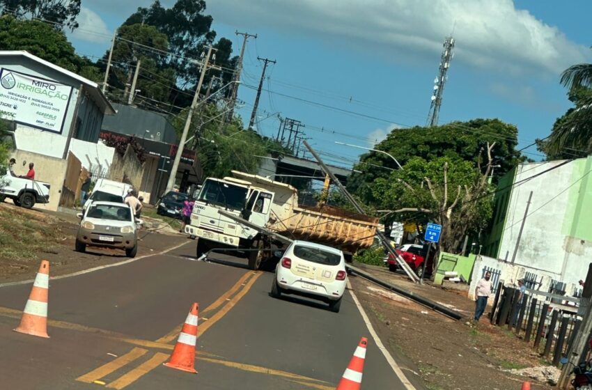  Caminhão enrosca em fios e derruba postes em Marilândia do Sul