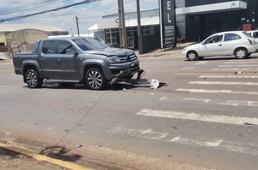  Batida entre moto e caminhonete deixa jovem ferida em Apucarana