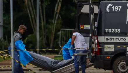  Polícia retira corpo de autor de atentado na Praça dos Três Poderes