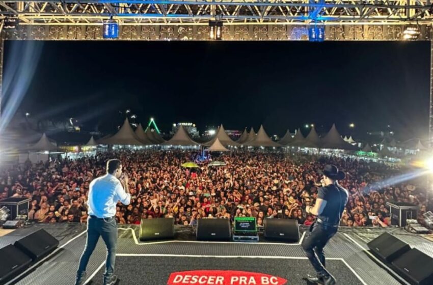  Milhares de pessoas prestigiam show de Brenno e Matheus em Marilândia do Sul