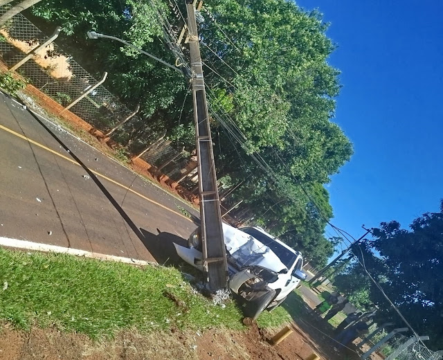  Caminhonete abarrotado com cigarros bate contra poste em Marumbi