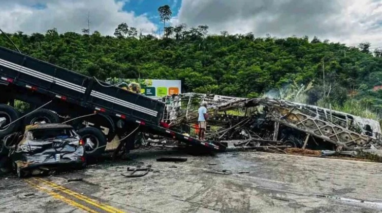  Acidente envolvendo ônibus em Minas Gerais deixa 22 mortos