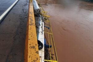  Balsa bate contra estrutura de ponte durante cheia no Rio Ivaí