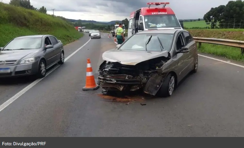  Pai é ejetado e fica gravemente ferido ao bater e rodar carro com os três filhos na BR-376