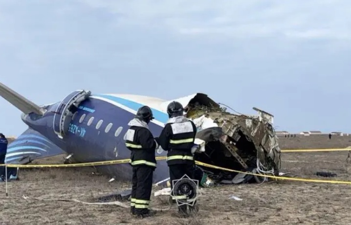  Após queda de avião, Cazaquistão divulga imagens de resgate