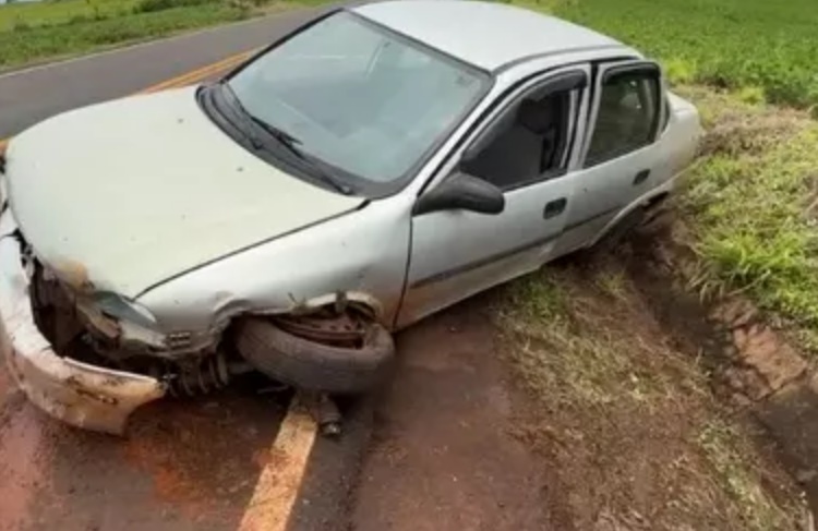  Carro capota na PR-466 entre Lunardelli e Jardim Alegre