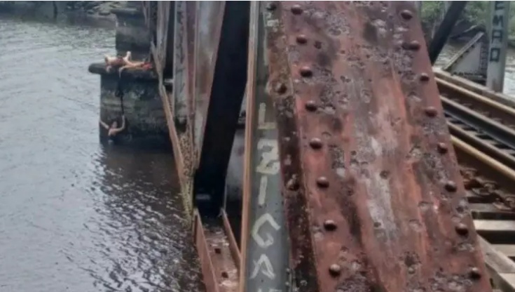  Mulher cai de ponte ao tirar foto e se segura em cadarço até ser resgatada por bombeiro