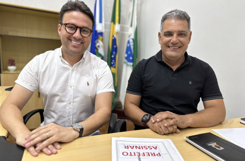  Prefeito e vice de Itambé anunciam pagamento do vale-alimentação para servidores municipais