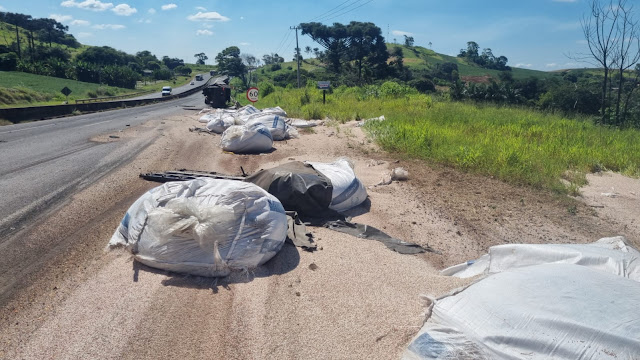  Semirreboque tomba entre Califórnia e Marilândia do Sul