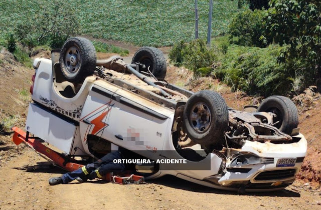  Veículo capota na Estrada dos Índios em Ortigueira