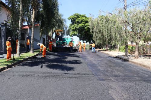  Prefeitura de Ivaiporã faz recapeamento em trechos da Rua Ceará e Avenida Tancredo Neves