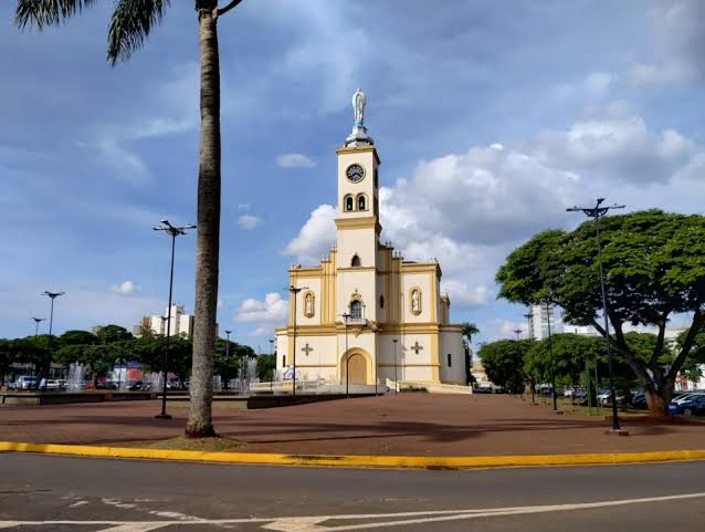  Morador de Apucarana vai à missa e tem dinheiro e rádio furtados de carro