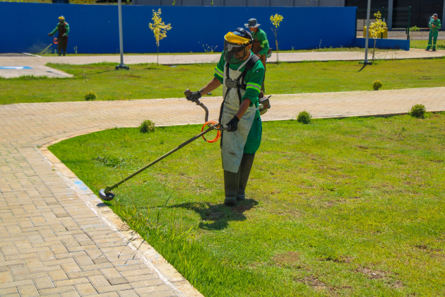  Prefeitura de Arapongas intensifica serviços de limpeza e roçagem