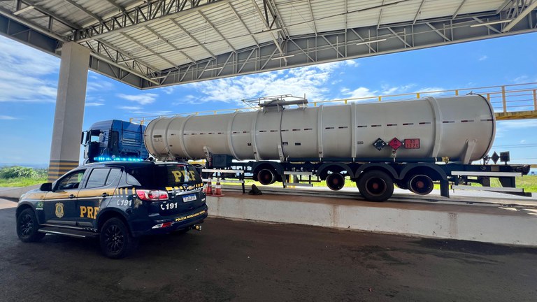  PRF flagra carreta-tanque contaminada e sem pneus no Paraná